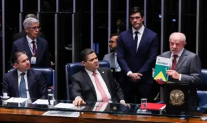 Brasília – DF – 16/10/2026 -O presidente do Senado, Davi Alcolumbre, Presidente da Câmara dos Deputados, Hugo Motta e Presidente, Luiz Inácio Lula da Silva, durante promulgação da Proposta de Emenda à Constituição (PEC 221), que acaba com a escala um dia de descanso a cada seis de trabalho no país, a escala 6x1. Lula Marques/Agência Brasil.