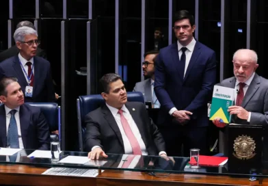 Brasília – DF – 16/10/2026 -O presidente do Senado, Davi Alcolumbre, Presidente da Câmara dos Deputados, Hugo Motta e Presidente, Luiz Inácio Lula da Silva, durante promulgação da Proposta de Emenda à Constituição (PEC 221), que acaba com a escala um dia de descanso a cada seis de trabalho no país, a escala 6x1. Lula Marques/Agência Brasil.