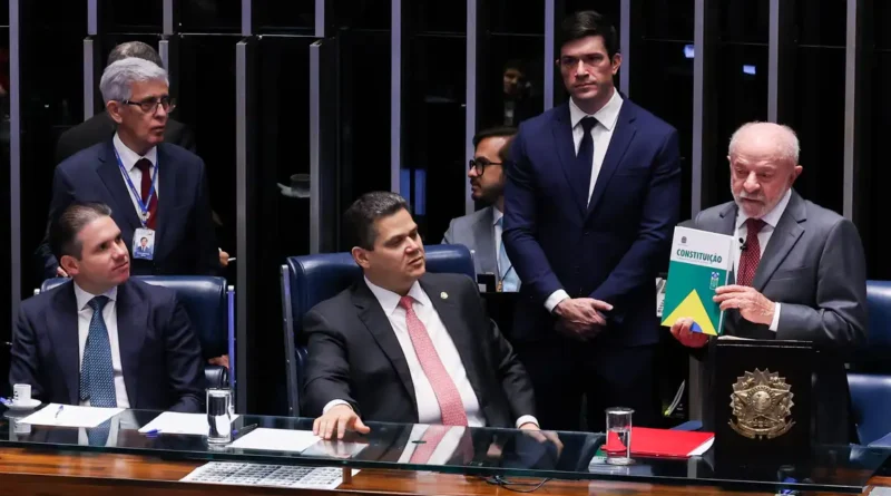 Brasília – DF – 16/10/2026 -O presidente do Senado, Davi Alcolumbre, Presidente da Câmara dos Deputados, Hugo Motta e Presidente, Luiz Inácio Lula da Silva, durante promulgação da Proposta de Emenda à Constituição (PEC 221), que acaba com a escala um dia de descanso a cada seis de trabalho no país, a escala 6x1. Lula Marques/Agência Brasil.