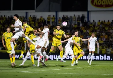 Com um a mais, Mirassol vence e complica Internacional no Brasileirão
