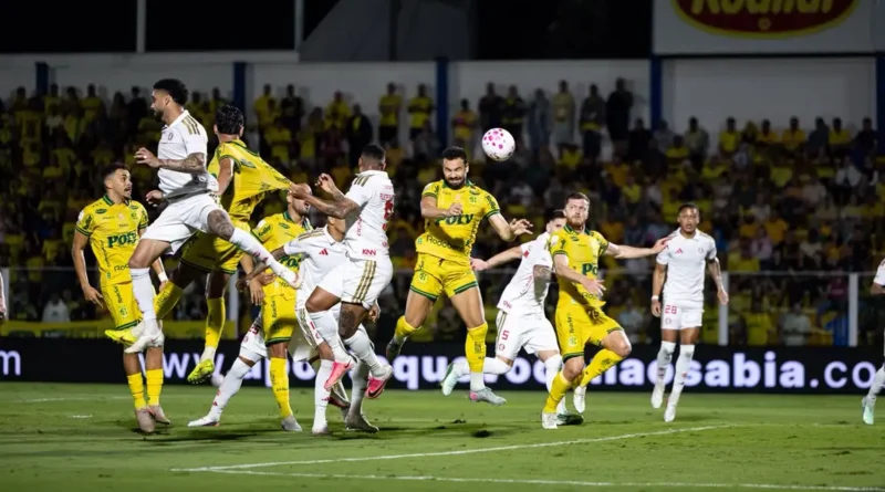 Com um a mais, Mirassol vence e complica Internacional no Brasileirão