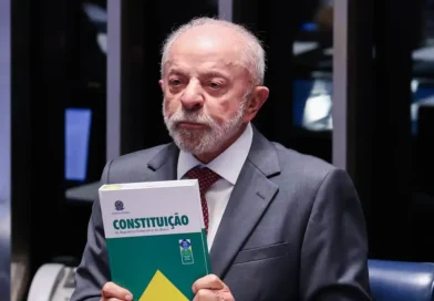 Brasília – DF – 16/10/2026 -O presidente do Senado, Davi Alcolumbre, Presidente da Câmara dos Deputados, Hugo Motta e Presidente, Luiz Inácio Lula da Silva, durante promulgação da Proposta de Emenda à Constituição (PEC 221), que acaba com a escala um dia de descanso a cada seis de trabalho no país, a escala 6x1. Lula Marques/Agência Brasil.