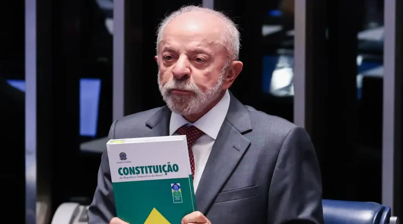 Brasília – DF – 16/10/2026 -O presidente do Senado, Davi Alcolumbre, Presidente da Câmara dos Deputados, Hugo Motta e Presidente, Luiz Inácio Lula da Silva, durante promulgação da Proposta de Emenda à Constituição (PEC 221), que acaba com a escala um dia de descanso a cada seis de trabalho no país, a escala 6x1. Lula Marques/Agência Brasil.
