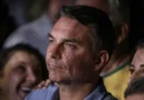Brasília (DF), 04/10/2026 - Flávio Bolsonaro (PL) fala com jornalistas após a vitória no primeiro turno das eleições de 2026 sobre seu oponente, Luiz Inácio Lula da Silva (PT). Foto: Joédson Alves/Agência Brasil