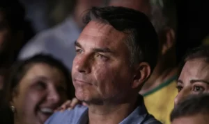 Brasília (DF), 04/10/2026 - Flávio Bolsonaro (PL) fala com jornalistas após a vitória no primeiro turno das eleições de 2026 sobre seu oponente, Luiz Inácio Lula da Silva (PT). Foto: Joédson Alves/Agência Brasil