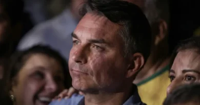 Brasília (DF), 04/10/2026 - Flávio Bolsonaro (PL) fala com jornalistas após a vitória no primeiro turno das eleições de 2026 sobre seu oponente, Luiz Inácio Lula da Silva (PT). Foto: Joédson Alves/Agência Brasil