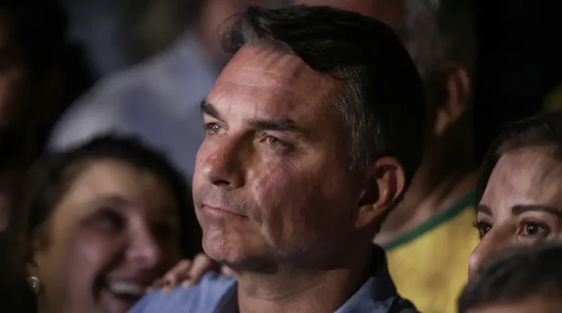 Brasília (DF), 04/10/2026 - Flávio Bolsonaro (PL) fala com jornalistas após a vitória no primeiro turno das eleições de 2026 sobre seu oponente, Luiz Inácio Lula da Silva (PT). Foto: Joédson Alves/Agência Brasil