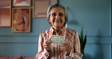 Rio de Janeiro (RJ), 10/07/2026 - Antonieta da Silva Campos, 96 anos, bancária aposentada, exibe seu título de eleitor em sua casa. Foto: Tânia Rêgo/Agência Brasil