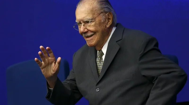 O ex-presidente da República, José Sarney, durante solenidade de transmissão de cargo do ministro dos Transportes, Renan Filho.