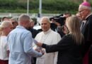 Pope Leo speaks to a Ukrainian family whose daughter is undergoing cancer treatment, as he leaves Gemelli hospital following lung surgery and cancer diagnosis, in Rome, Italy, October 17, 2026. REUTERS/Yara Nardi/Proibida reprodução