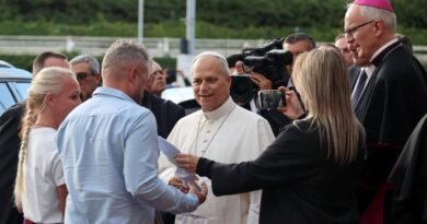 Pope Leo speaks to a Ukrainian family whose daughter is undergoing cancer treatment, as he leaves Gemelli hospital following lung surgery and cancer diagnosis, in Rome, Italy, October 17, 2026. REUTERS/Yara Nardi/Proibida reprodução