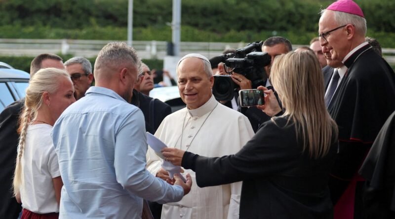 Pope Leo speaks to a Ukrainian family whose daughter is undergoing cancer treatment, as he leaves Gemelli hospital following lung surgery and cancer diagnosis, in Rome, Italy, October 17, 2026. REUTERS/Yara Nardi/Proibida reprodução