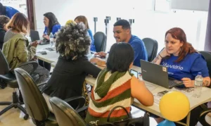 São Paulo 17/10/2026 - Cerca de 100 refugiados e migrantes, de 23 nacionalidades, participam, no Centro de São Paulo, da ação “Conexões que Transformam”. O evento promovido pelo Grupo Mulheres do Brasil, Konecta Brasil e Konecta Foundation reúne workshops de empregabilidade e empreendedorismo, revisão de currículo com tradução automática para o português, apoio à documentação e estações com vagas de emprego, espaço kids e de bem-estar. Foto: Rafa Neddermeyer/Agência Brasil