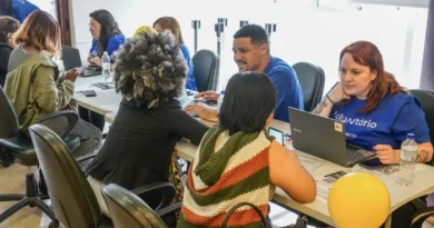 São Paulo 17/10/2026 - Cerca de 100 refugiados e migrantes, de 23 nacionalidades, participam, no Centro de São Paulo, da ação “Conexões que Transformam”. O evento promovido pelo Grupo Mulheres do Brasil, Konecta Brasil e Konecta Foundation reúne workshops de empregabilidade e empreendedorismo, revisão de currículo com tradução automática para o português, apoio à documentação e estações com vagas de emprego, espaço kids e de bem-estar. Foto: Rafa Neddermeyer/Agência Brasil