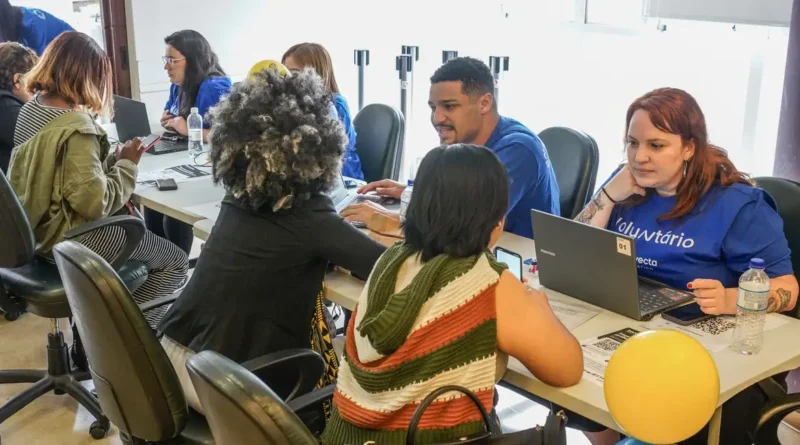 São Paulo 17/10/2026 - Cerca de 100 refugiados e migrantes, de 23 nacionalidades, participam, no Centro de São Paulo, da ação “Conexões que Transformam”. O evento promovido pelo Grupo Mulheres do Brasil, Konecta Brasil e Konecta Foundation reúne workshops de empregabilidade e empreendedorismo, revisão de currículo com tradução automática para o português, apoio à documentação e estações com vagas de emprego, espaço kids e de bem-estar. Foto: Rafa Neddermeyer/Agência Brasil