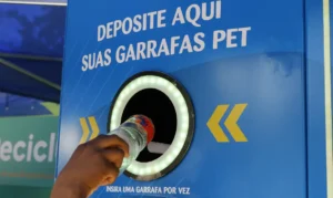 Máquinas coletoras de resídios para reciclagem em ação educativa pelo Dia Mundial do Meio Ambiente no Aterro do Flamengo.