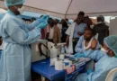 Profissionais de saúde e equipes humanitárias que atuam na linha de frente da resposta ao ebola são vacinados em Beni, na província de Kivu do Norte, na República Democrática do Congo, 16 de outubro de 2026. REUTERS/Gradel Muyisa Mumbere/Foto de arquivo