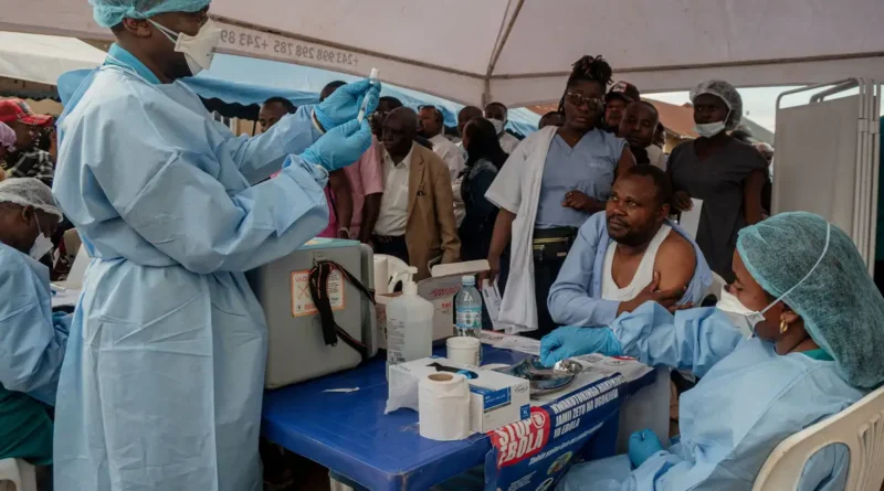 Profissionais de saúde e equipes humanitárias que atuam na linha de frente da resposta ao ebola são vacinados em Beni, na província de Kivu do Norte, na República Democrática do Congo, 16 de outubro de 2026. REUTERS/Gradel Muyisa Mumbere/Foto de arquivo