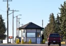 Carro passa perto do portão da Base das Forças Canadenses (CFB) de Wainwright, no dia seguinte a um grave incidente que resultou em um incêndio que causou mortes e feridos, em Wainwright, Alberta, Canadá, em 18 de outubro de 2026. REUTERS/Jennifer Gauthier