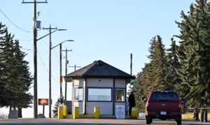 Carro passa perto do portão da Base das Forças Canadenses (CFB) de Wainwright, no dia seguinte a um grave incidente que resultou em um incêndio que causou mortes e feridos, em Wainwright, Alberta, Canadá, em 18 de outubro de 2026. REUTERS/Jennifer Gauthier