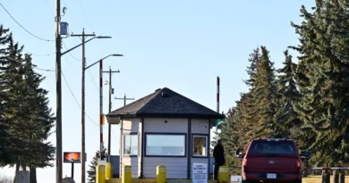 Carro passa perto do portão da Base das Forças Canadenses (CFB) de Wainwright, no dia seguinte a um grave incidente que resultou em um incêndio que causou mortes e feridos, em Wainwright, Alberta, Canadá, em 18 de outubro de 2026. REUTERS/Jennifer Gauthier