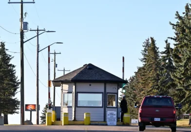 Carro passa perto do portão da Base das Forças Canadenses (CFB) de Wainwright, no dia seguinte a um grave incidente que resultou em um incêndio que causou mortes e feridos, em Wainwright, Alberta, Canadá, em 18 de outubro de 2026. REUTERS/Jennifer Gauthier