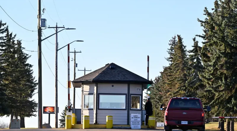 Carro passa perto do portão da Base das Forças Canadenses (CFB) de Wainwright, no dia seguinte a um grave incidente que resultou em um incêndio que causou mortes e feridos, em Wainwright, Alberta, Canadá, em 18 de outubro de 2026. REUTERS/Jennifer Gauthier
