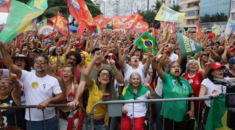 Rio de Janeiro (RJ), 18/10/2026 - Ato pela Democracia com participação de dezenas de artistas que apoiam a reeleição do presidente da República Luiz Inácio Lula da Silva, na orla de Copacabana. Foto: Rovena Rosa/Agência Brasil