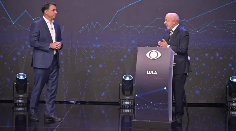 São Paulo – 18/10/2026 – Os Candidatos, Luiz Inácio Lula da Silva e Flávio Bolsonaro Durante debate na Band Eleições. Foto: Renato Pizzutto/Band