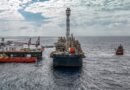 28/05/2026 - Pré-sal da Bacia de Santos -Esta é a P-67, uma unidade gigante do tipo FPSO (sistema flutuante de produção, armazenamento e transferência) que opera no pré-sal da Bacia de Santos. Com impressionantes 353 mil toneladas, 288 metros de comprimento, 54 metros de largura e 31 metros de altura, essa estrutura colossal tem capacidade para processar diariamente até 150 mil barris de petróleo e comprimir até 6 milhões de m³ de gás natural. Mostrar o cotidiano, a segurança e a dedicação dos profissionais que trabalham embarcados nessa superestrutura é uma forma de valorizar quem constrói a nossa história todos os dias. Como parte ativa do Programa Pró-Equidade de Gênero e Raça, a Petrobras reafirma o compromisso de construir um ambiente de trabalho mais inclusivo e representativo, quebrando barreiras históricas no setor offshore e impulsionando a equidade tanto em terra quanto mar afora. Foto: Rafa Neddermeyer/Agência Brasil
