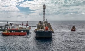 28/05/2026 - Pré-sal da Bacia de Santos -Esta é a P-67, uma unidade gigante do tipo FPSO (sistema flutuante de produção, armazenamento e transferência) que opera no pré-sal da Bacia de Santos. Com impressionantes 353 mil toneladas, 288 metros de comprimento, 54 metros de largura e 31 metros de altura, essa estrutura colossal tem capacidade para processar diariamente até 150 mil barris de petróleo e comprimir até 6 milhões de m³ de gás natural. Mostrar o cotidiano, a segurança e a dedicação dos profissionais que trabalham embarcados nessa superestrutura é uma forma de valorizar quem constrói a nossa história todos os dias. Como parte ativa do Programa Pró-Equidade de Gênero e Raça, a Petrobras reafirma o compromisso de construir um ambiente de trabalho mais inclusivo e representativo, quebrando barreiras históricas no setor offshore e impulsionando a equidade tanto em terra quanto mar afora. Foto: Rafa Neddermeyer/Agência Brasil