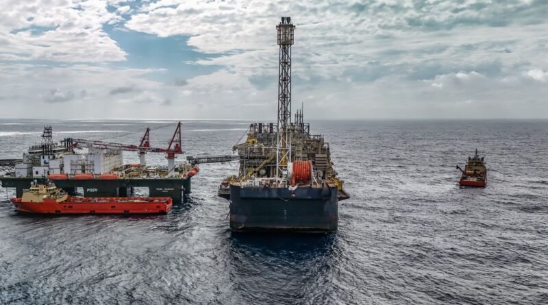 28/05/2026 - Pré-sal da Bacia de Santos -Esta é a P-67, uma unidade gigante do tipo FPSO (sistema flutuante de produção, armazenamento e transferência) que opera no pré-sal da Bacia de Santos. Com impressionantes 353 mil toneladas, 288 metros de comprimento, 54 metros de largura e 31 metros de altura, essa estrutura colossal tem capacidade para processar diariamente até 150 mil barris de petróleo e comprimir até 6 milhões de m³ de gás natural. Mostrar o cotidiano, a segurança e a dedicação dos profissionais que trabalham embarcados nessa superestrutura é uma forma de valorizar quem constrói a nossa história todos os dias. Como parte ativa do Programa Pró-Equidade de Gênero e Raça, a Petrobras reafirma o compromisso de construir um ambiente de trabalho mais inclusivo e representativo, quebrando barreiras históricas no setor offshore e impulsionando a equidade tanto em terra quanto mar afora. Foto: Rafa Neddermeyer/Agência Brasil