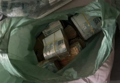 Rio de Janeiro (RJ), 19/10/2026 - Dinheiro recolhido por policiais federais na casa de mãe e filho de Marcinho VP, um dos alvos da Operação Backbone. Foto: Secom-PF/Divulgação