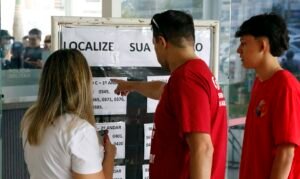 Brasília (DF), 04/10/2026 - Pessoas chegam para votação das Eleições 2026 na Unieuro. Foto: Bruno Peres/Agência Brasil