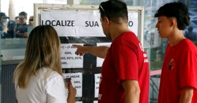 Brasília (DF), 04/10/2026 - Pessoas chegam para votação das Eleições 2026 na Unieuro. Foto: Bruno Peres/Agência Brasil
