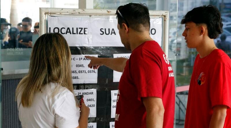Brasília (DF), 04/10/2026 - Pessoas chegam para votação das Eleições 2026 na Unieuro. Foto: Bruno Peres/Agência Brasil