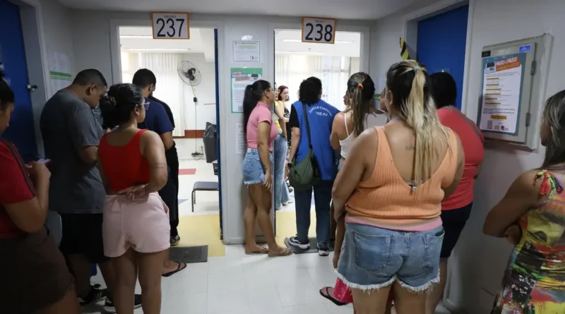 Rio de Janeiro (RJ), 04/10/2026 - Fila de eleitores na zona eleitoral da Escola Municipal Rinaldo de Lamare, na Rocinha. Foto: Rovena Rosa/Agência Brasil