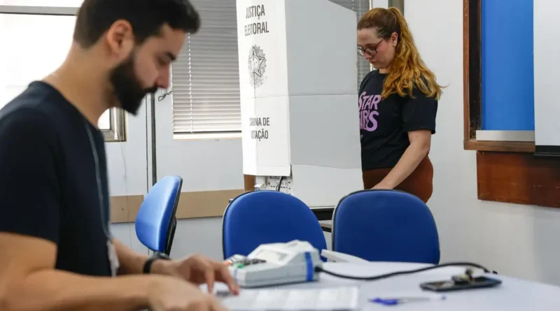 Rio de Janeiro (RJ), 04/10/2026 – Eleitores votam em seções eleitorais na UERJ, no campus Maracanã. Foto: Fernando Frazão/Agência Brasil