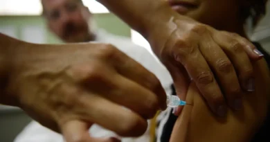Brasília - Alunas do Centro de Ensino Fundamental 25, em Ceilândia, são vacinadas contra o papiloma vírus humano - HPV (Marcelo Camargo/Agência Brasil)
