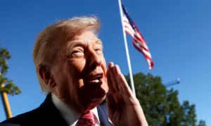 O presidente dos EUA, Donald Trump, fala com a imprensa ao deixar a Casa Branca a caminho do Kansas 19 de outubro de 2026 REUTERS/Kevin Lamarque