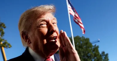 O presidente dos EUA, Donald Trump, fala com a imprensa ao deixar a Casa Branca a caminho do Kansas 19 de outubro de 2026 REUTERS/Kevin Lamarque