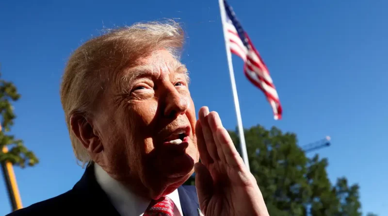 O presidente dos EUA, Donald Trump, fala com a imprensa ao deixar a Casa Branca a caminho do Kansas 19 de outubro de 2026 REUTERS/Kevin Lamarque