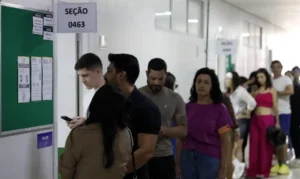 Brasília (DF), 04/10/2026 - Pessoas chegam para votação das Eleições 2026 na Unieuro. Foto: Bruno Peres/Agência Brasil