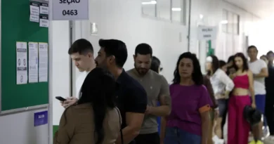 Brasília (DF), 04/10/2026 - Pessoas chegam para votação das Eleições 2026 na Unieuro. Foto: Bruno Peres/Agência Brasil