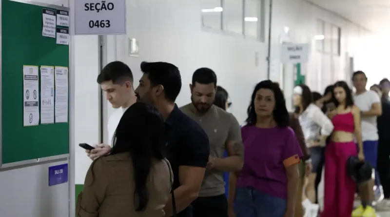 Brasília (DF), 04/10/2026 - Pessoas chegam para votação das Eleições 2026 na Unieuro. Foto: Bruno Peres/Agência Brasil