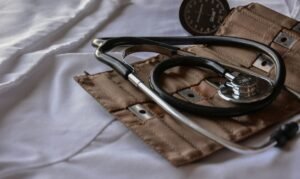 Estetoscópio médico em cima da cama. Foto: Marcelo Leal/Unsplash