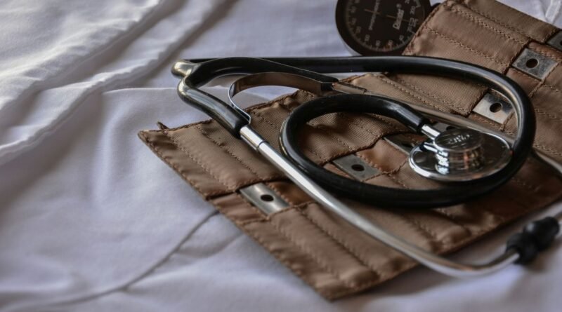 Estetoscópio médico em cima da cama. Foto: Marcelo Leal/Unsplash