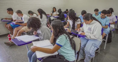 Brasília (DF), 25/06/2026 – Alunos do ensino médio do CED 16, na Ceilândia, aproveitam o segundo semestre letivo para intensificar a preparação em sala de aula visando o Exame Nacional do Ensino Médio (Enem), vestibulares, Programa de Avaliação Seriada (PAS/UnB) e outros processos seletivos de ingresso no ensino superior Foto: Rafa Neddermeyer/Agência Brasil