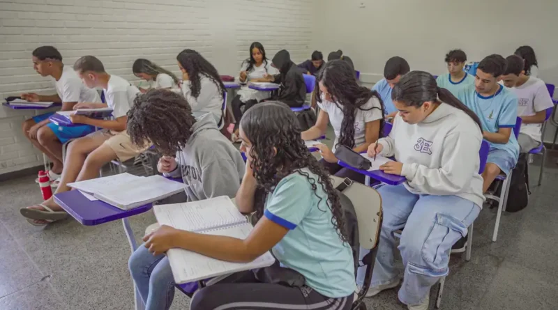 Brasília (DF), 25/06/2026 – Alunos do ensino médio do CED 16, na Ceilândia, aproveitam o segundo semestre letivo para intensificar a preparação em sala de aula visando o Exame Nacional do Ensino Médio (Enem), vestibulares, Programa de Avaliação Seriada (PAS/UnB) e outros processos seletivos de ingresso no ensino superior Foto: Rafa Neddermeyer/Agência Brasil