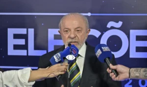 Brasília (DF), 18/10/2026 - Candidato Luiz Inácio Lula da Silva fala com jornalistas antes do debate na TV Bandierantes. Foto: Renato Pizzutto/Band